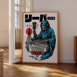 リーパーラジオ Reaper Radio plakat i egetræsramme på gulv ved vindue