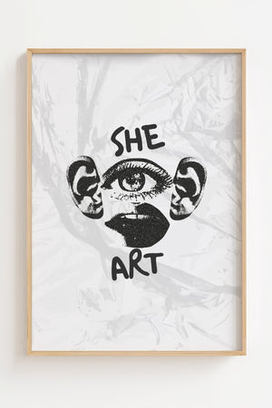 She Art plakat med grafiske ansigtsdetaljer og tekst i sort hvid