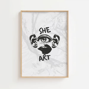 She Art plakat med grafiske ansigtsdetaljer og tekst i sort hvid