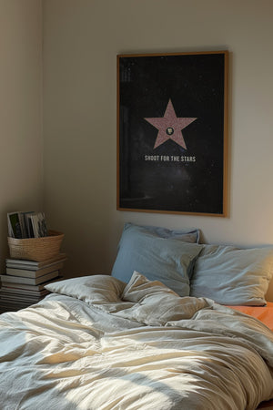 Shoot for the Stars plakat i egetræsramme over seng