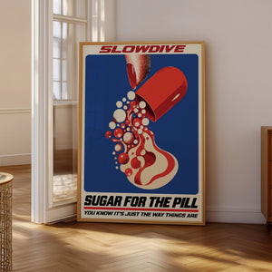 Slowdive plakat med rød kapsel og grafiske former på blå baggrund i egetræsramme på gulv ved vindue