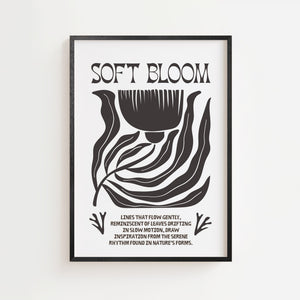 Soft Bloom plakat med grafisk blomstermotiv i sort og hvidt, sort ramme