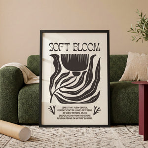 Soft Bloom plakat med grafisk blomstermotiv i sort og hvidt i egetræsramme ved sofa