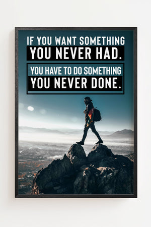 Something You Never Done plakat med bjergvandrer og motiverende citat i blågrønne toner, sort ramme