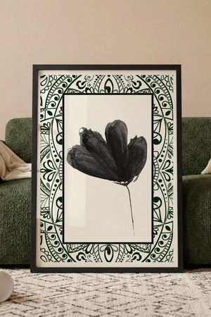 Sort tulipan plakat med ornamental ramme i grønne mønstre i egetræsramme ved sofa