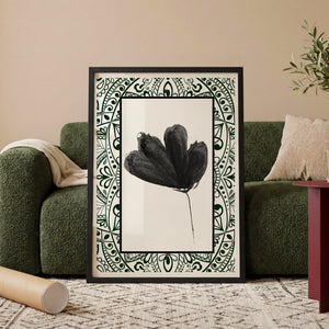 Sort tulipan plakat med ornamental ramme i grønne mønstre i egetræsramme ved sofa
