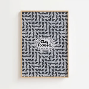 Stay Focused motivationsplakat med tekst i talesky og mønster af mørke ovaler