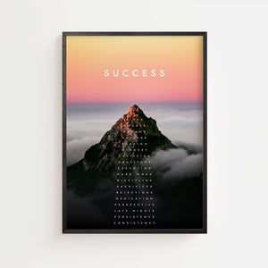 Success bjergplakat med motiverende ord og farveovergang, sort ramme