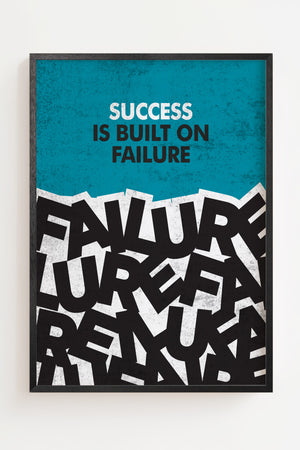 Success is Built on Failure plakat med turkis baggrund og sort typografi, sort ramme