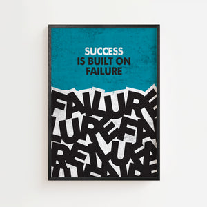 Success is Built on Failure plakat med turkis baggrund og sort typografi, sort ramme