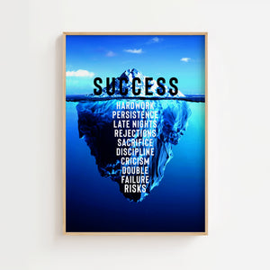 Success isbjerg plakat med typografi i blå og hvide toner
