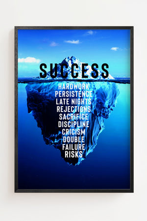 Success isbjerg plakat med typografi i blå og hvide toner, sort ramme
