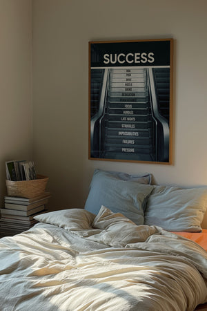 Success trappe plakat med hvide bogstaver på grå trin i egetræsramme over seng
