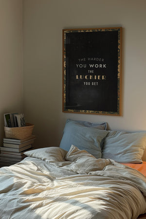 The Harder You Work plakat i egetræsramme over seng