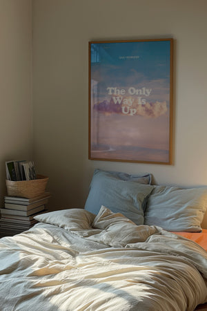 The Only Way Is Up plakat i egetræsramme over seng