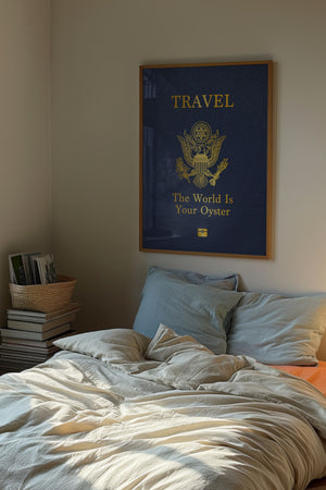 The World Is Your Oyster plakat i egetræsramme over seng