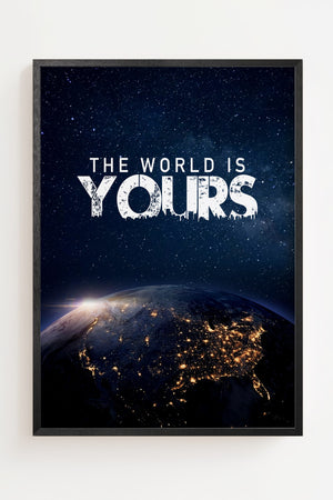 The World is Yours plakat med jordbillede og stjernehimmel, sort ramme