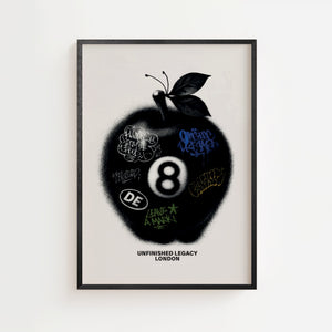 Graffiti plakat med sort æble og farvede tags i streetart-stil, sort ramme