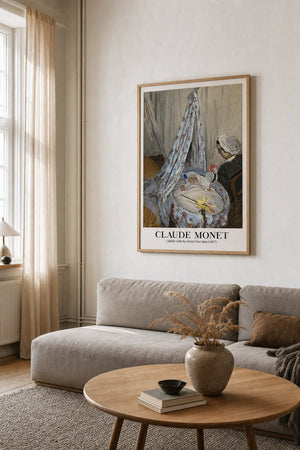Vugge med blomstret himmel plakat i lys ramme over kommode i soveværelse
