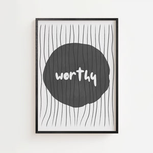 Worthy cirkel plakat med tekst i hvidt på mørk cirkel og stribede streger, sort ramme