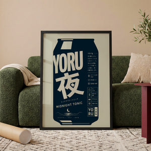 Yoru Midnight Tonic plakat i egetræsramme ved sofa