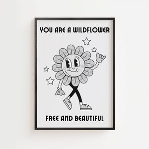 You Are a Wildflower plakat med blomsterfigur og citat i sort-hvide toner, sort ramme