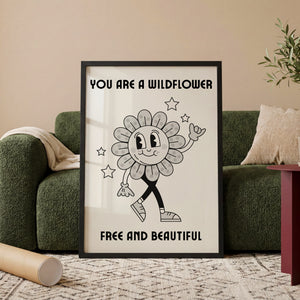 You Are a Wildflower plakat i egetræsramme ved sofa