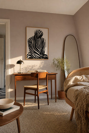 Zebrastriber figur plakat i sort ramme ved skrivebord i kontor